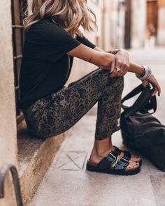 The Green Chill Pants – MIKUTA Outfits Calor, Look Rock Chic, Birks Outfit, Green Chill, Birkenstock Outfit, Look Boho Chic, Skandinavian Fashion, Look Rock, Beach Photoshoot