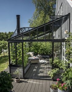 an outdoor living area with lots of plants