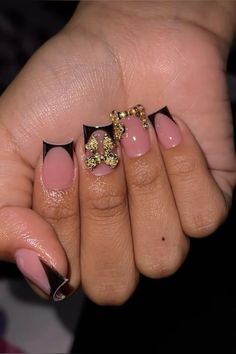 Red And Gold Nail Designs Short, Short Gold Nails Acrylic, Short Bougie Nails, Blinged Short Nails, Black And Gold Bling Acrylic Nails, Cute Shorties Nails, Black Shirt Nail Designs, Black Short Nails With Charms, Black And Gold Nail Inspo Acrylic