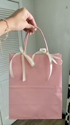 Pink gift had with cream white ribbons tied in a bow Pink Gold Birthday, Gift Wrapping Techniques, Pink Birthday Party, Gift Wrapping Inspiration, All Pink, 카드 디자인, Gift Inspo, Pink Birthday, Gold Birthday