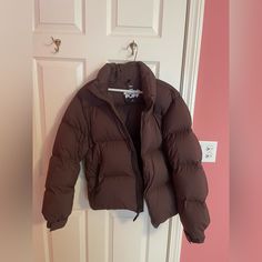 Aritzia Tna Mega Puff In Rich Mocha Brown (Size S). Lightly Worn, Great Condition. Aritzia Super Puff Shiny Black, Aritzia Black Super Puff, Brown Aritzia Dress, Fitted Brown Puffer Outerwear, Aritzia Tna Hoodie Brown, Aritzia Jacket, Aritzia Tna, Mocha Brown, Mocha