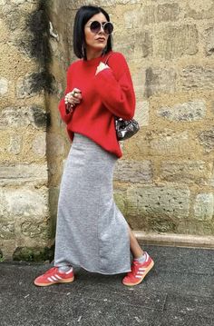 Red Sneakers Outfit Women Street Style, Sweatshirt And Maxi Skirt Outfit, Maxi Skirt And Sneakers Outfit, Red Tshirt Outfit Women, Sweat Skirt Outfits, Sweatshirt Skirt Outfits, Red Sneakers Outfit Women, Long Skirt With Sneakers, Midi Skirt Street Style