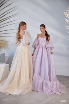 If you are looking to feel like a princess at the next event you are attending - look no further! This dress is incredibly feminine and features elegant puffy sleeves which elevate the look. It also features a high leg slit to up the anty! Bridgerton Ball, Indian Wedding Gowns, Fashion Dresses Formal, Blooming Garden, Maid Of Honour Dresses, Corset Dress Prom, Wedding Dresses Photos, Pretty Prom Dresses, Lilac Dress