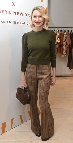 Outfit Ideas Winter, Career Women, Work Outfit Ideas, Effortless Beauty, Naomi Watts, Classy Work Outfits, Stylish Sweaters, Plaid Pants, Classic Outfits