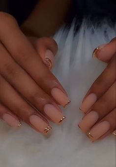 Natural Nails White Tip, Short Classy Birthday Nails, Nail Ideas For Formal Event, Job Interview Nails Ideas, Nail Art Designs Orange Color, Nude Neutral Nails, Gold Nail Designs Square, Nail Art Designs Natural Nails, Sns Nails With Design