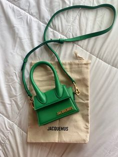 jacquemus chiquito in green Jacquemus Chiquito Bag Outfit, Green Jacquemus Bag, Jacquemus Mini Bag, Jacquemus Bag Outfit, Jacquemus Chiquito, Jacquemus Bags, Purse Aesthetic