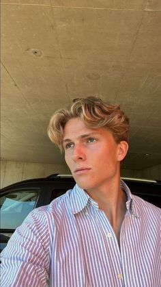 Mens Haircut Long On Top Straight Hair, Messy Middle Part Men, Mens Haircuts Blonde, Middle Part Hairstyles Men, Middle Part Haircut, Medium Length Mens Haircuts, Old Money Men, Money Men, Men Blonde Hair