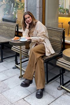 High Waisted Tailored Pants Outfit, Brown Suit Pants Outfit, Brown Pleated Pants Outfit, Light Brown Pants Outfit, Brown Pants Outfit For Work, Camel Pants Outfit, Pleated Pants Outfit, Cropped Denim Jacket Outfit, Tailored Pants Outfit