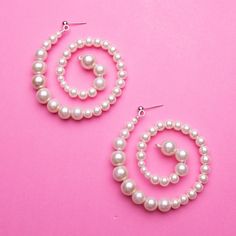 Treat yourself to some statement ear bling with these stylish Pearl Swirl Earrings! These dazzling earrings are sure to be a conversation starter - perfect for a night out on the town with friends, or just to add some extra flair to your everyday look. Get ready to show off your style with these sparkly swirls! 💎 Handmade Shape Hoop *2.5" Hoop *Glass Pearls *Sterling Silver/18K Gold Plated Earring Post *Handmade in Los Angeles Dazzling Earrings, Face Jewellery, Swirl Earrings, Beaded Jewelry Tutorials, Earring Post, Hand Chain, Bead Charm Bracelet, Dangly Earrings, Gold Plated Earrings