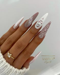 Nails By Minea Bergström on Instagram: “Sweet dreams ✨🤍 #luxinicrystals ————————————————————————— #longnails #nudenails #whitenails #almondnails #crystalnails #mattenails…” Clear Glitter Nails, Cheetah Print Nails, Swarovski Nails, Matte Nails Design, Airbrush Nails, Stiletto Nails Designs, Diamond Nails, Beauty Nail, Crystal Nails