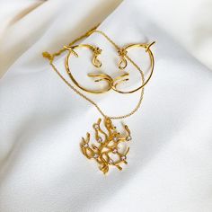 A timeless set of earring cuffs fine enough for a ball! Beautiful floral gold tone earring cuffs and necklace inspired by the Beauty and the Beast 2017 movie! The set includes earrings and necklace or buy items separately! All items come in a white gift box. Looking for other accessories inspired by other characters? See other listings in my shop! Gold Earrings Designs For Wedding, Gold Earrings Designs New Model, Wedding Gold Earrings, Beauty And The Beast Movie 2017, Earrings Studs Gold, Studs Gold Earrings, Beauty And The Beast Wedding Theme, Earring Cuffs, Stud Pearl Earrings