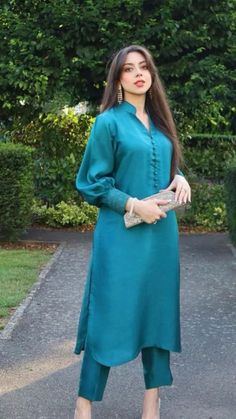 Suit Baju Designs Indian Style, One Color Kurti Design, Simple Suit Sleeves Design, Pakistani Suit Designs Casual, Full Sleeve Design For Suit, Baloon Sleeves Kurta, Unique Kurti Designs Style Pakistani, Suits Design For Girls Latest, Plain Pakistani Suits Simple