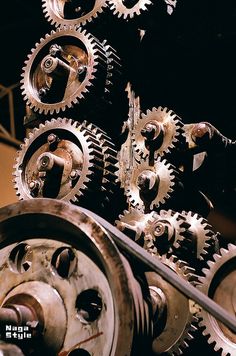 several gears are stacked together in the shape of a clock