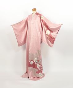 Pure silk homongi-style kimono (a tsukesage kimono is where the patterning stops at the seams,  while a homongi kimono has patterning that spans over the seams of the kimono) with lining. A very beautiful piece, the fabric has floral patterns by yuzen dyeing and embroidery. Tie-dying techniques called "Oke-dashi-shibori'' and "kanoko-shibori'' are also applied. This kimono hasn't been worn before. Can be worn as part of a formal kimono outfit, or as a gown, or for display. Size Mitake (A): 166.5 Traditional Japanese Clothes, Formal Kimono, Kimono Style Dress, Kimono Outfit, Japanese Clothes, Kimono Japanese, Dress Robes, Kimono Fashion, Traditional Japanese