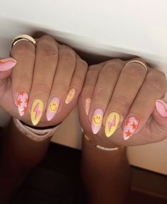 Yellow Funky Nails, Funky Pastel Nails, Checkered Flower Nails, Retro Almond Nails, Summer Nails Funky, Fun Flower Nails, Groovy Nails Art Designs, Preppy Nail Ideas For Kids, Margarita Nails Design