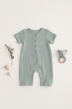 LIGHT SAGE ORGANIC MUSLIN BABY JUMPSUIT.
This organic cotton muslin jumpsuit is soft and breathable is a staple for your baby’s closet, ideal for warm summer days. Features a soft sage tone that is gender-neutral and stylish. Made with 100% organic cotton that is good for your baby and good for the environment. Tiktok Outfits, Baby Knitting Patterns Free, Toddler Boy Fashion, Baby Jumpsuit