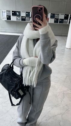 Grey Scarf Outfit Winter, Grey Scarf Outfit, Uni Outfits Winter, Gray Scarf Outfit, Varsity Outfit, Sweater Skirt Outfit, Scarf Outfit Winter, Training Outfit, Zara Drip