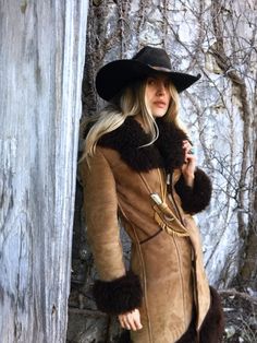 Elevate your style with our Women's Penny Lane Coat, a luxurious fur coat that perfectly embodies the boho hippie spirit. This long shearling coat, inspired by 70s vintage fashion, comes in a rich brown color and is crafted from high-quality Afghan wool. Its retro shearling design offers both warmth and timeless elegance. The trench coat silhouette adds a touch of sophistication, making it ideal for those who love Y2K trends. Perfect for any fashion-forward wardrobe, this coat combines classic c Hippie Mode, Afghan Coat, Hippie 70s, 70s Vintage Fashion, Penny Lane Coat, Coat Fur, Long Coat Women, Classic Trench Coat, Penny Lane