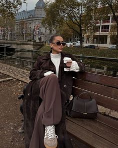 London Trip Outfit, Rome Outfits, Cold Fashion, Jacket Outfit Women, Cozy Fall Outfits, Fall Street Style, Outfit Inspo Fall, Winter Fashion Outfits, Women's Vest