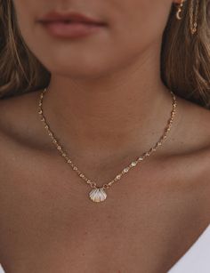 Gold Shell Jewelry, Beachy Gold Jewelry, Jewlrey Aesthic, Shell Necklace Aesthetic, Summer Necklace Ideas, Gold Beach Jewelry, Good Necklace, Beachy Necklace, Good Jewelry