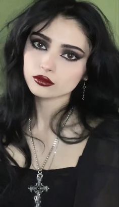 Best Costume Ideas, Vamp Makeup, Gothic Eye Makeup, Maquillage Goth, Maquillage Halloween Simple, Goth Eye Makeup, Dark Makeup Looks, Vampire Makeup, Best Costume