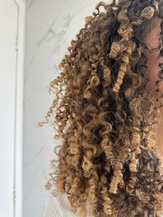 3b Curly Hair With Highlights, Blond Curly Highlights, Blond Highlights Curly Hair, Honey Curly Hair, Curly Hair Color Ideas Highlights, Curly Hair Highlights Caramel, Honey Brown Curls, Caramel Balayage Curly Hair, Curly Hair Blonde Highlights