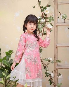 Girl Modern Vietnamese Ao Dai Cach Tan (áo dài bé gai), Kids Vietnamese traditional dress Color: light red with peach skirt Fabric: silk with floral designs Age Wgt(kg/lb) Height(cm/in)Chest (cm/in) 110-12/22-26 80/31.5 51-53/20-20.8 212-14/26-30 90/35 53-55/20.8-21.6 314-16/30-35 98/38.5 54-56/21.3-22 416-18/35-39 104/41 55-57/21.6-22.4 518-21/39-46 110/43 56-58/22-22.8 621-23/46-50 116/45.5 57-59/22.4-23.2 723-26/50-57 122/48 58-62/22.8-24.4 826-29/50-64 128/50 61-65/24-25.5 929-32/64-70 134/5 Pink Cheongsam For Spring Party, Pink Spring Party Cheongsam, Traditional Cheongsam For Spring Festivals, Traditional Spring Festival Cheongsam, Spring Festival Traditional Cheongsam, Traditional Festive Spring Cheongsam, Spring Festive Traditional Cheongsam, White Ao Dai For Festive Occasions, Festive Pink Ao Dai