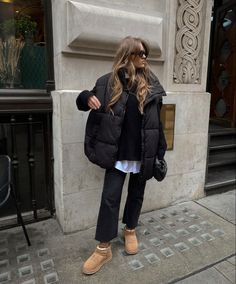 Slippers Outfit, Uggs Outfit, Looks Black, Cold Weather Outfits, Sporty Chic, Autumn Outfit