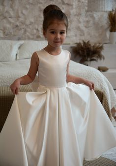 GET READY FOR WEDDING SEASON 2024✨ Buy 2 & more dresses and save 20%🎁delivery 3-4 days only! Beautiful Baby Flower girl dress with lace short sleeves and amazing classic skirt! Process time: 1-2 working days Delivery time: 2-4 working days  Also offer express overnight delivery https://www.etsy.com/listing/1298332912/express-delivery?click_key=eb8207bd8376c2fa762384c4d5701f79c6bcbc77%3A1298332912&click_sum=63123b47&ga_search_query=express&ref=shop_items_search_1&frs=1 Age 1.5 Height 86cm/34in C Short Flower Girl Dresses, Fancy Flower Girl Dresses, Long Sleeve Flower Girl Dress, Flower Girl Gown, Toddler Flower Girls, Europe Wedding, Ivory Flower Girl, Flower Girl Dresses Tutu, Toddler Flower Girl Dresses