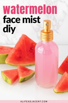 DIY watermelon facial mist in glass spray bottle with gold nozzle surrounded by fresh cut watermelon slices. Text overlay: watermelon face mist DIY. Diy Face Mist, Watermelon Face, Face Spray, Diy Skin Care Recipes, Diy Sprays, Diy Facial, Diy Body Care, Diy Beauty Recipes, Homemade Bath Products