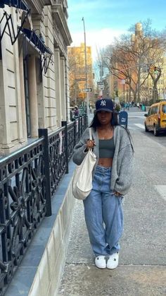 Lookbook Outfits 2024, Street Wear Summer Outfits Baddie, Outfit With Hat Black Women, Old 90s Fashion, Y2k Fashion Street Styles Baddie, Streetwear 2023 Women, Baggy Spring Outfit, Streetwear Fashion Midsize, Streetwear Fashion Women Summer 2023