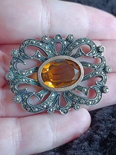 Broche vintage de pedra citrina em prata e ouro, dos anos 80, e peça exclusiva da minha coleção de joias antigas feita à mão com prata 925 e ouro amarelo 9kt com pedra citrina laranja, absolutamente lindo, estilo vitoriano antigo. Em ótimo estado! Será enviado em uma caixa de joias. Pode ser limpo para ficar mais brilhante, porém perderá o apelo vintage, na minha humilde opinião. Peça única! Da minha coleção para o mundo! 😊 Antique Gold Sterling Silver Brooches, Antique Gold Sterling Silver Brooch, Orange Stone, Citrine Stone, Gold Brooches, Silver Brooch, Victorian Jewelry, 925 Jewelry, Antique Jewellery