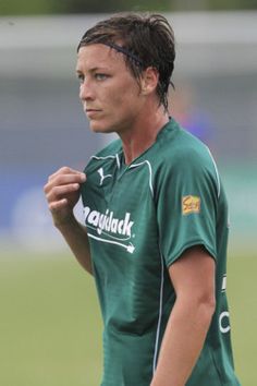 abby wambach <3! Went to her camp for 3 years and her sibling lives on my street! Real Madrid Manchester United, Usa Soccer Team, Shaved Heads