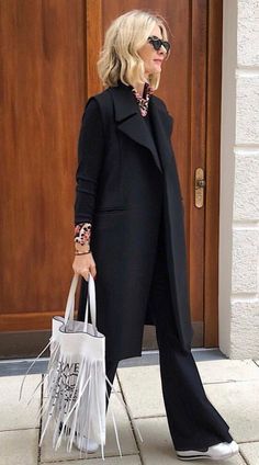 45 Plus Fashion Outfit Ideas, Relaxed Glamour Fashion, White Shirts Women Classic, Look Boho Chic, Walking Down The Street, Mode Casual, Looks Black, Looks Chic, 가을 패션