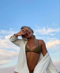 Photo Inspiration Vacation, Thick Beach Poses, Vacay Photoshoot Ideas, Picture Inspo Vacation, Beach Self Timer Pictures, Casual Beach Pics, Pinterest Beach Pictures, Cute Beach Poses By Yourself Picture Ideas, Trendy Beach Pictures