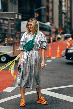 Starlight Outfit, Style Language, Orange Shoes, Looks Street Style, Big Fashion, Street Style Inspiration, Street Style Fashion, Street Style Looks, Fashion Weeks