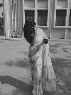 saree inspo desi aesthetic Aesthetic Sari Poses, Sari Aesthetic Pictures, Traditional Aesthetic Poses, Sari Photoshoot Poses, Aesthetic Indian Girl, Snapchat Picture Selfie, Pose In Saree, Indian Girl Aesthetic, Saree Pose