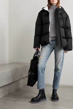 Moncler Jacket Women Outfit, Puffer Jacket Outfit Winter Style, Black Puffer Jacket Outfit, Moncler Jacket Women, Comfy Jeans Outfit, Parker Coat, Winter Jacket Outfits, Designer Jackets For Women, Puffer Jacket Outfit