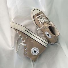 Boty Converse, Sepatu Air Jordan, Sneaker Outfits, Beige Aesthetic