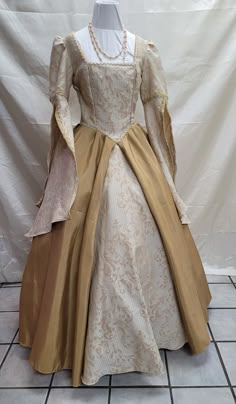 Tudor Dress Princesses, Ouat Evil Queen, Anne Boleyn Dress, Vestidos Medieval, Middle Ages Dress, Ren Faire Dress, Elizabethan Gown, Historic Dresses, Regina Ouat