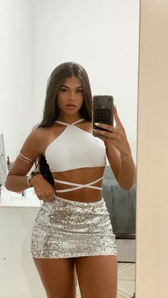 @stephanyliraa Shimmery Dress, Vegas Outfit, Outfit Primavera, Glam Outfit, Party Fits, Looks Party, Pretty Selfies, Cute Skirts, Look Chic