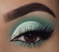 Quinceanera Makeup Green And Silver, Quinceanera Green Makeup, Mint Green Eyeshadow Looks, Mint Eyeshadow Looks, Emerald Green Makeup Looks, Silver Eyeshadow Looks, Teal Eye Makeup, Makeup Verde, Quince Makeup