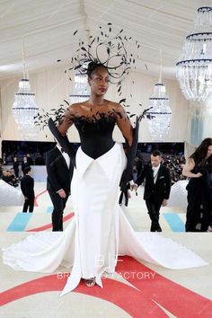 Tems 2023 Met Gala Feathers Black Satin Corset White Mermaid Dress features sweetheart neck corset bridal bodice with basque waistline, white satin mermaid skirt with long train. White Mermaid Dress, Met Gala Outfits, Gala Dress, Gala Outfit, Gala Fashion, Met Gala Red Carpet, A$ap Rocky, Teyana Taylor, Vogue Dress