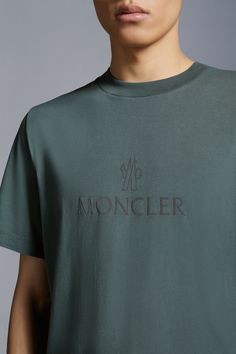 Crafted from the softest cotton jersey, this t-shirt is embellished with a subtle logo on the chest. Featured in a regular fit, the t-shirt comes in a classic crew neck, short sleeve silhouette. Sleeve Silhouette, Green Logo, Presents For Men, Down Jackets, Logo T Shirt, Tshirt Logo, Down Jacket, High Performance, Mens T