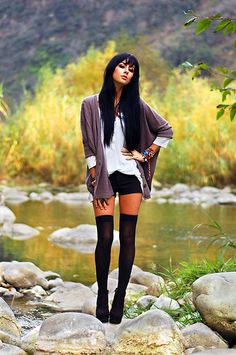 Knee-high socks and shorts - wish I could pull this off...then again I've seen stranger things in Atlanta. Socks Outfit, Trendy Winter Fashion, Boho Winter, Winter Tights, Rocker Girl, Stylish Fall Outfits, Winter Boho