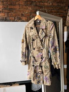 ◾️Item: Marc Cain Women's Premium Trenchcoat Jacket Sand Floral Pattern ◽️Size: 3 (S/M) ◾️Condition: Very Good (perfect condition) - Ready to answer your questions Womens Jackets, Streetwear Fashion, Favorite Outfit, Ukraine, Trench Coat, Floral Pattern, Art Collection, Bathing Beauties, Jackets & Coats