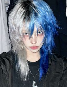 Howl Hairstyle, Blue Dyed Hair Ideas, Messy Jellyfish Haircut, Fluffy Jellyfish Haircut, Hair Inspo Color Curly, Hairstyles Jellyfish, Male Jellyfish Haircut, Curly Jellyfish Cut, Hair Dye Inspo Short Hair