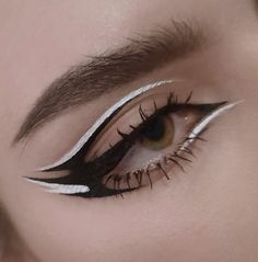 черно белая стрелка
графический макияж
графичная стрелка Cyberpunk Eyeliner, Black And White Eyeliner Looks, Artistic Eyeliner, Eyeliner Grafico, Edgy Eyeliner, Colored Liner