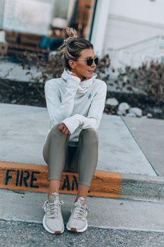 My Latest Obsession in Athleisure | Cella Jane Athletic Pants Work Outfit, Gym Clothes Inspiration, Fall Active Outfits, Chic Sportswear Outfit, Active Ware Outfits, Women's Athleisure Outfits, Athletic Cute Outfits Summer, Cute Workout Clothes For Women, Athletic Event Outfit