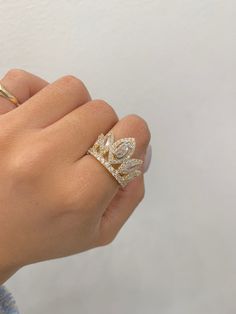 15 year crown ring, 14k gold, contains cubic zirconias that add brilliance to the piece, size 7 but we can make it as you need it, send a message if you have another question, item sold by piece , weigh undetermined. Rapunzel Crown Ring, Quince Rings Gold, 15 Rings Quinceanera, Padma Amidala, Quinceanera Rings, Quince Rings, 15 Jewelry, 15 Rings, Quince Ideas